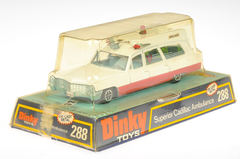 ミニカー Dinky o.288 Superior Cadillac Ambulance s-l1200.jpg