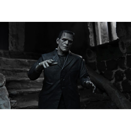 Ultimate Frankenstein’s Monster (N&B) Figurine échelle 7 pouces NECA 04805